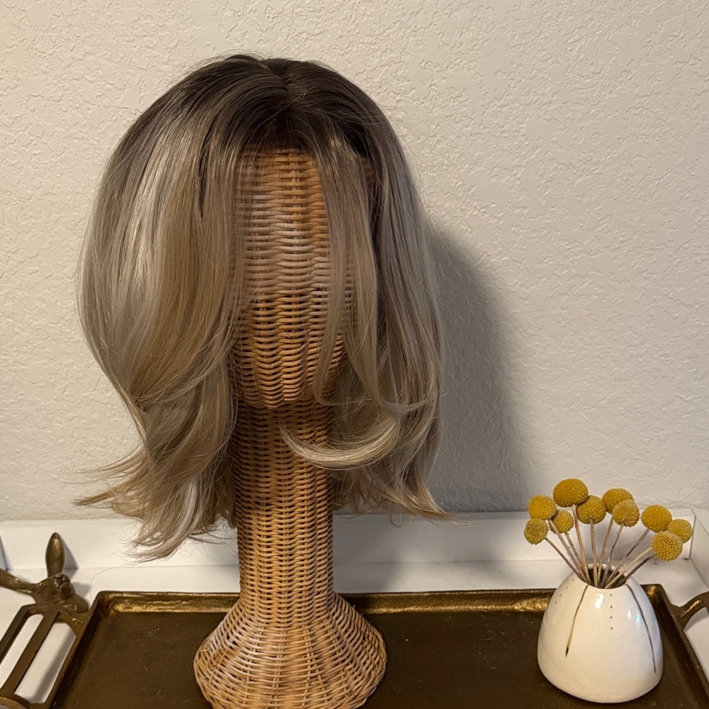 Ear to ear lace ombré blonde wig never worn beautiful